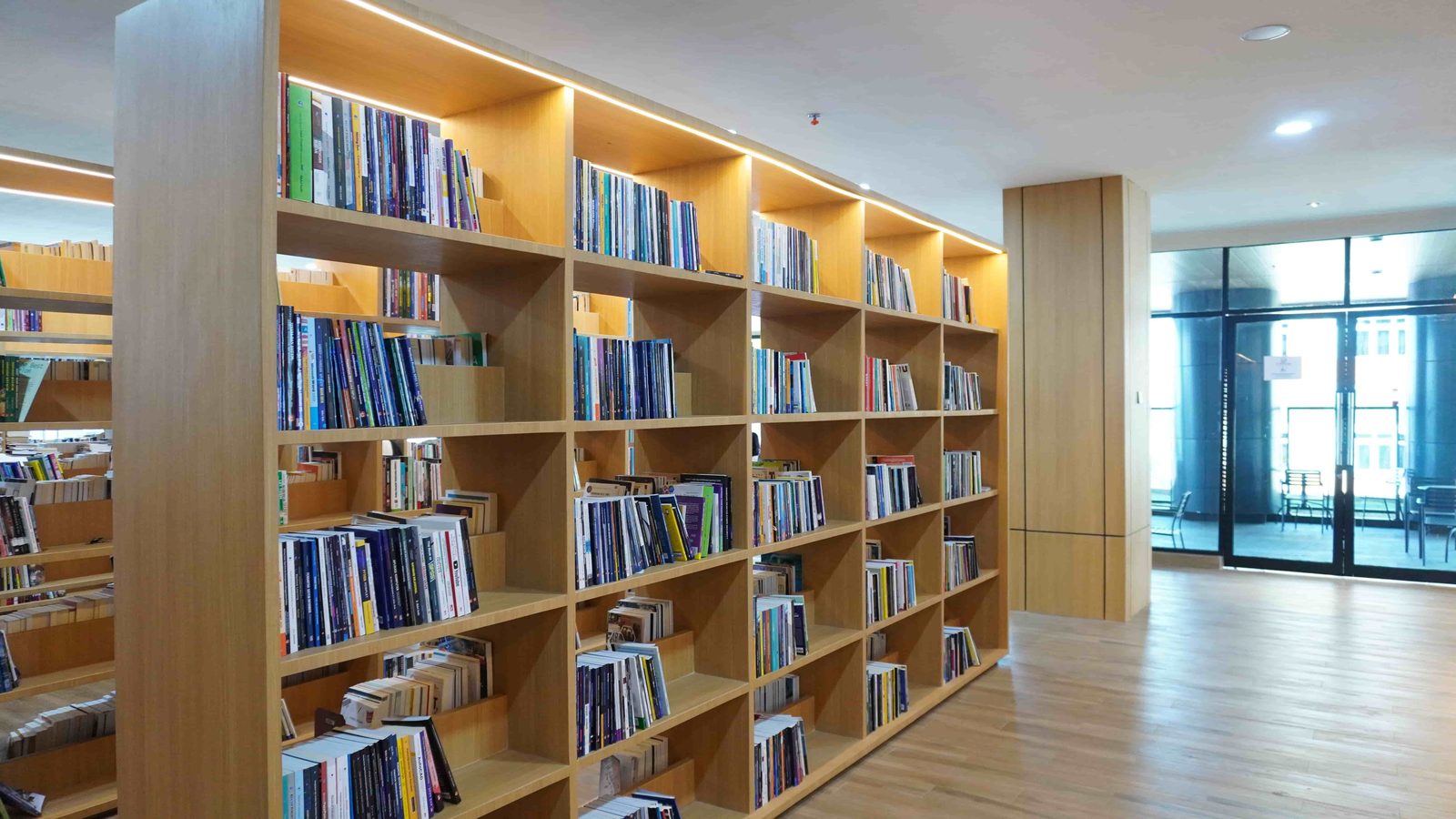 Rak koleksi utama perpustakaan