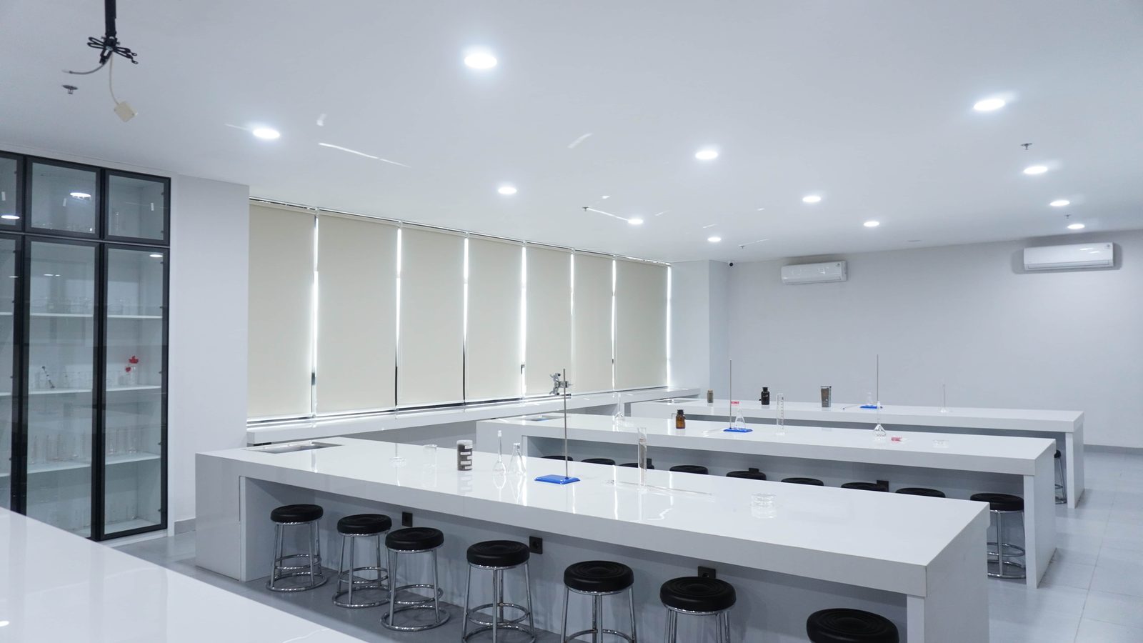 Meja praktikum laboratorium terpadu
