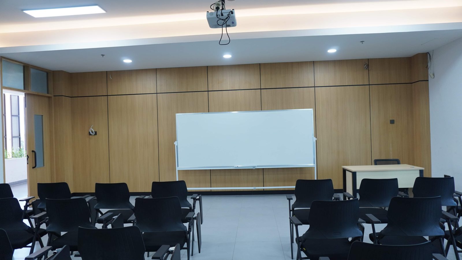 Ruang seminar dengan proyektor