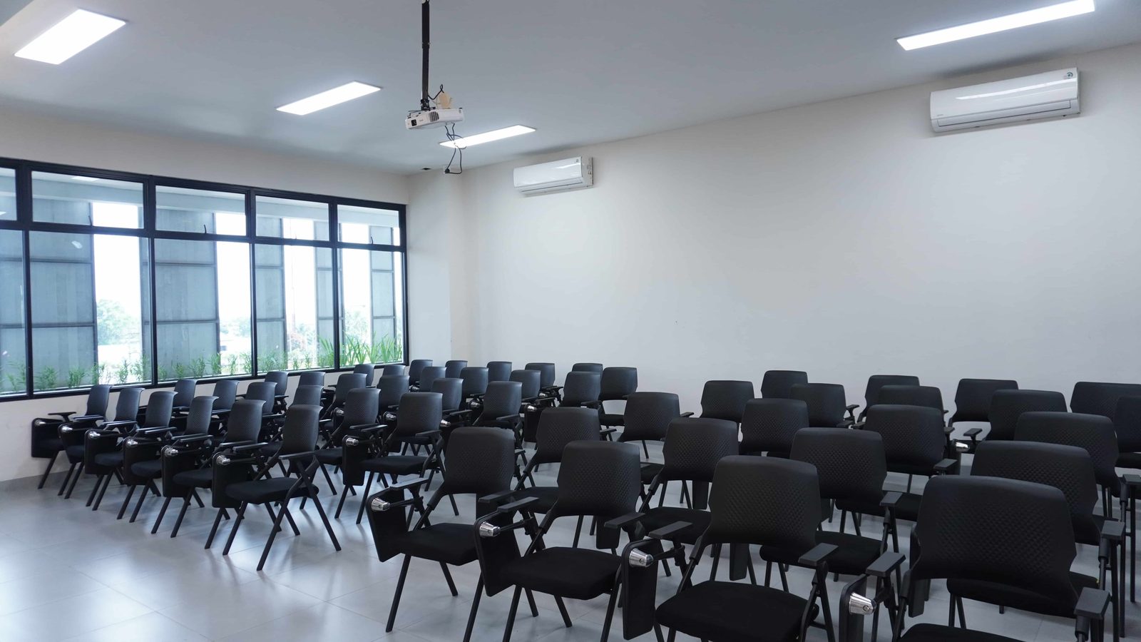 Ruang seminar kapasitas besar