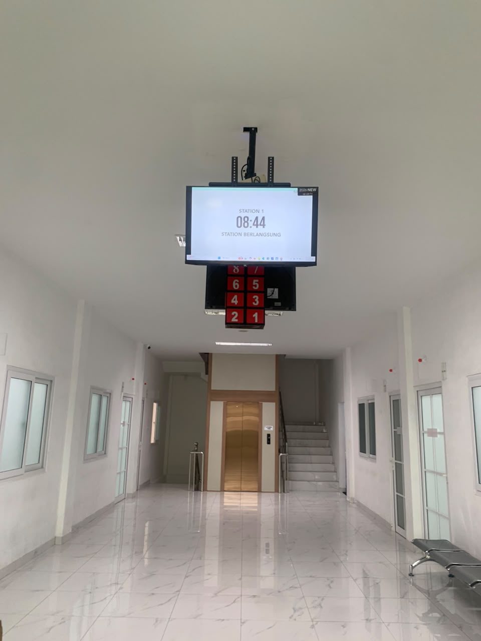 Layar timer dan papan nomor station